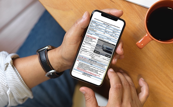Pessoa segurando celular com notificação de infração