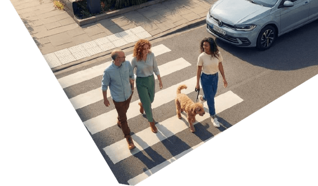 Família atravessando na faixa de pedestres